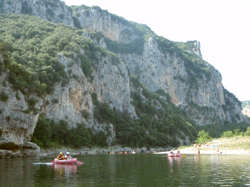 Village Camps International Summer Camp Ard&egrave;che, France 2019-07-26 https://www.villagecamps.com/journals_admin/images/16-25-Paddling the afternoon away.jpg